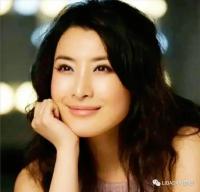 她有顏有才卻自閉，嫁同行演員恩愛17年，一家三口幸福美滿