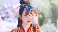 她好美，可惜瘋了