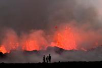 冰島地震持續不斷，火山隨時有可能噴發，小鎮路面產生巨大裂縫冒出熱氣